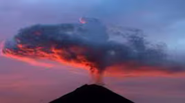 Núi lửa Indonesia phun khí độc, 30 người nhập viện