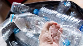 Cấm kinh doanh nước đóng chai để bảo vệ môi trường