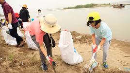 Dọn rác, làm sạch khu vực sông Hồng và cầu Long Biên