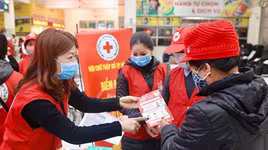 Phát khẩu trang và dung dịch rửa tay sát khuẩn tặng người dân