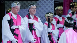 Kì lạ nghi lễ tôn thờ súng đạn tổ chức ở nhà thờ của Mỹ