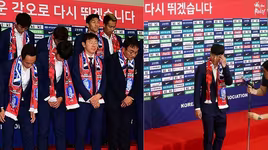 [VIDEO] Chiến thắng Đức, tuyển Hàn Quốc vẫn bị ném trứng khi về nước