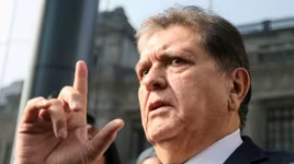 Cựu Tổng thống Peru tự bắn vào cổ khi bị cảnh sát bắt vì tham nhũng