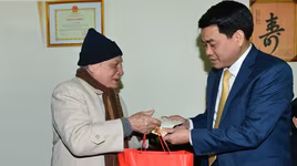 Chủ tịch UBND TP Nguyễn Đức Chung thăm, tặng quà gia đình chính sách quận Đống Đa