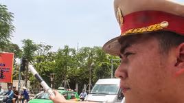 CSGT Hà Nội "đội" nắng lửa giữ an toàn giao thông giữa trưa hè
