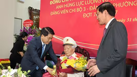 Trao tặng Thiếu tướng, Anh hùng Nguyễn Trọng Tháp Huy hiệu 70 năm tuổi Đảng