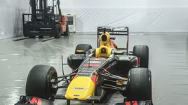 Tận mắt ngắm siêu xe đua công thức 1 ngay tại Thủ đô Hà Nội