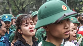 [ẢNH] Thanh niên Hà Nội tạm biệt người thương lên đường nhập ngũ