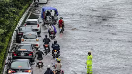 [ẢNH] Phố biến thành sông, CSGT Hà Nội thành "cột mốc" sống giữa mênh mông nước