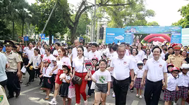 Phó Thủ tướng Thường trực Trương Hòa Bình đi bộ kêu gọi toàn dân đội mũ bảo hiểm cho trẻ em