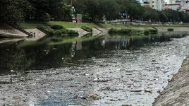 [ẢNH] Sau 3 ngày tết, sông Tô Lịch ngập ngụa đủ loại rác thải