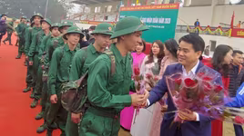 Chủ tịch UBND TP Hà Nội Nguyễn Đức Chung động viên các tân binh lên đường nhập ngũ