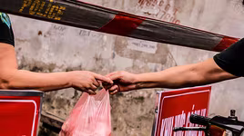 [ẢNH] Người dân ở khu nhà trọ của bệnh nhân số 39 yên tâm chấp hành cách ly 14 ngày