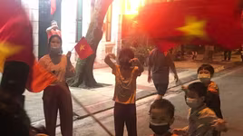 [CLIP] Người dân Trúc Bạch nhảy "Ghen cô Vy" mừng hết thời gian cách ly