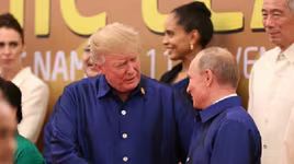 Ông Trump và ông Putin vui vẻ bắt tay khi chụp ảnh gia đình APEC