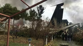Máy bay chở hàng Boeing-707 rơi gần thủ đô của Iran