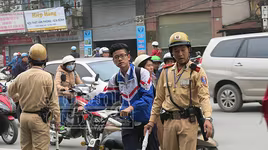 Không đội mũ bảo hiểm: Vi phạm chủ yếu là học sinh đi xe đạp điện
