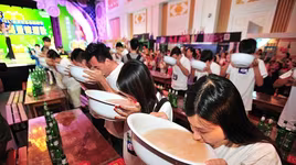 Choáng với cuộc thi uống bia bằng bát to như… bồn rửa mặt