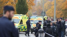 Sát nhân đeo mặt nạ cầm kiếm, giết chết 2 người tại trường học