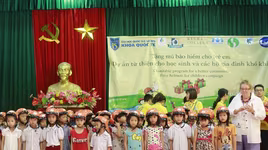 Sinh viên ĐH Quốc gia tặng hơn 200 mũ bảo hiểm cho trẻ em nghèo