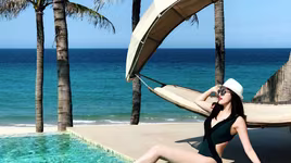 Bảo Thy diện áo tắm, khoe dáng chuẩn bên hồ bơi