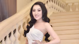 Hoa hậu Huỳnh Thúy Anh đẹp gợi cảm trong tiệc mừng sinh nhật