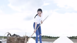 Á hậu Hà Thu trải nghiệm làm muối, tặng diêm cụ cho diêm dân