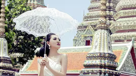 Hoa hậu Huỳnh Thúy Anh khoe vẻ đẹp quyền quý ở xứ sở chùa vàng