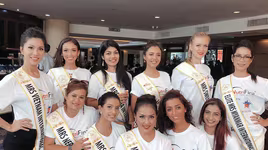 Loan Vương khoe nhan sắc rạng ngời bên dàn thí sinh Mrs International 2018
