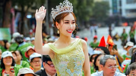 Hoa hậu Stella Đào cùng 700 người tham gia diễu hành trên phố đi bộ