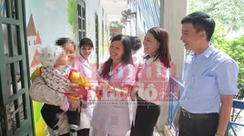 Tin vui: Em bé bị mẹ bỏ rơi ở phường Mỹ Đình 2 đã được về với gia đình