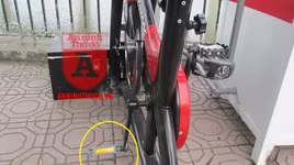 Xe đạp lọc nước ở hồ Hoàng Cầu bị "chôm" pê-đan: Mối hàn có giữ được ý thức chung?