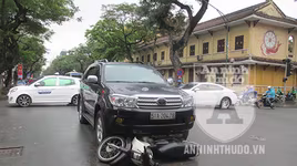 Hà Nội: Đầu giờ sáng, xe máy bị ô tô "ngoạm" giữa ngã tư trung tâm