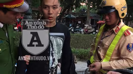 Ôm cả "đá" lẫn "cần", đối tượng vứt xe phi thẳng qua hàng rào phân cách