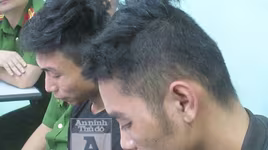 [ẢNH] Khoảnh khắc "độc" khi 2 nghi phạm sát hại nam sinh chạy "xe ôm"  Grab bị dẫn giải