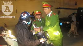 Công an Hà Nội trông xe miễn phí phục vụ bà con giáo dân đón Giáng sinh an lành