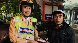 Đánh rơi điện thoại đắt tiền, người đàn ông may mắn nhận lại từ Cảnh sát 141