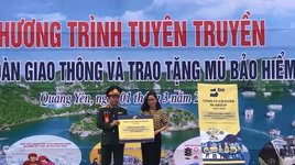 Tặng hơn 1.400 mũ bảo hiểm, chung tay xây dựng văn hóa giao thông