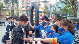 Sinh viên xếp hàng đo thân nhiệt trong ngày trở lại trường