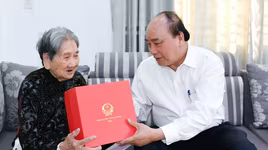 Gặp mặt 350 Bà mẹ Việt Nam Anh hùng toàn quốc trong tháng 7