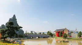 Tóc Tiên khoe dáng tại sự kiện khai trương Vườn Nhật sau công khai hẹn hò