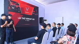 Khách hàng sốt ruột chờ lái thử xe VinFast Lux theo bài test chuẩn quốc tế