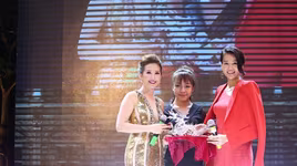 Hồ Hạnh Nhi tặng tượng rồng cho Hoa hậu Thu Hoài 