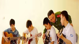 Người thầy cảnh sát dạy nhạc cho học sinh khiếm thị