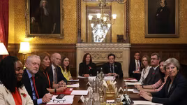 Biện pháp nào cho những bê bối tình dục làm chao đảo chính trường Anh?