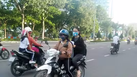 Người điều khiển và người ngồi trên xe máy không đội mũ bảo hiểm đều bị xử phạt hành chính