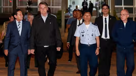 Tổng thống Brazil "muối mặt" vì chất bột trắng trên máy bay hộ tống