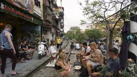 Nguy cơ chết người từ những quán cà phê đường tàu