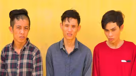 3 đối tượng trộm cắp đang ôm con gà chọi thì bị bắt giữ
