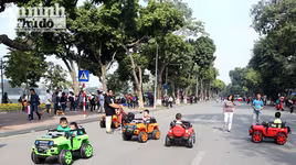 Dàn ô tô điện đồ chơi "tấn công" phố đi bộ khiến nhiều người bức xúc